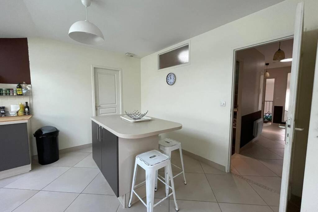 Superbe Appartement Avec 2 Chambres - 9 Personnes - Parking Prive Tournon-sur-Rhone Exterior foto